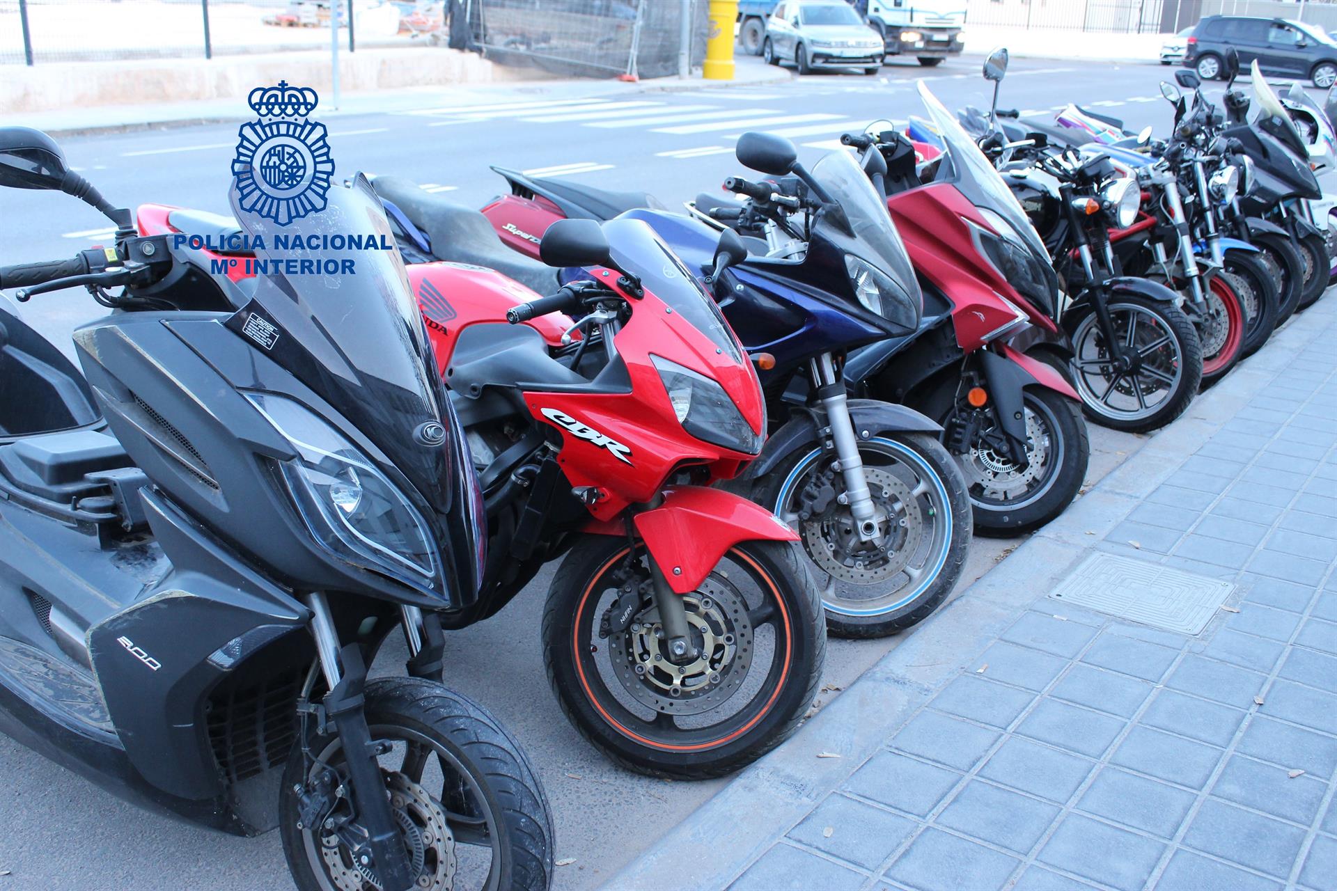 Detenidos 2 hermanos en València por robar 15 motos que ocultaban en un chalet de Chiva