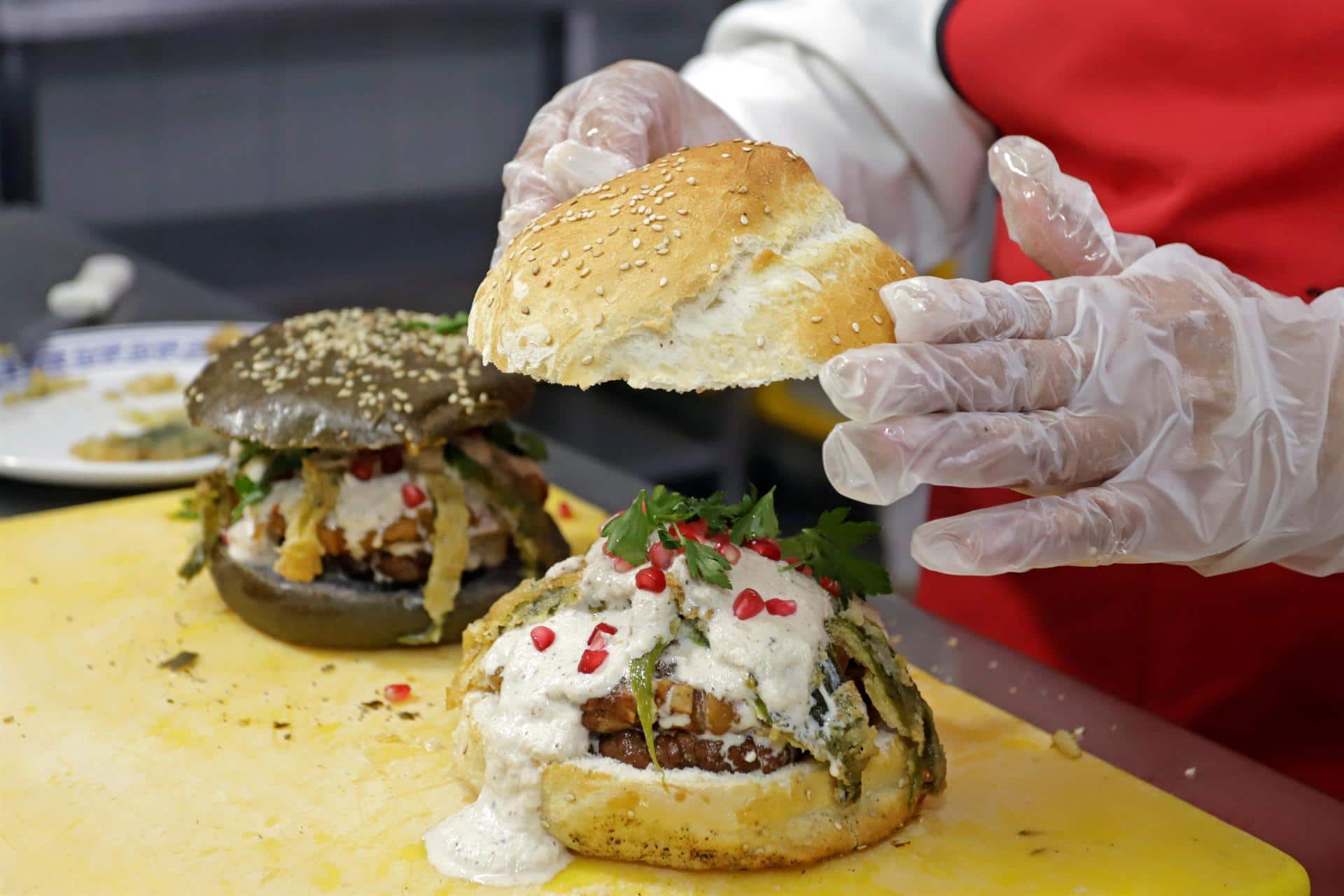 Dos finalistas valencianos compiten en Coruña por elaborar la mejor "burger" de España