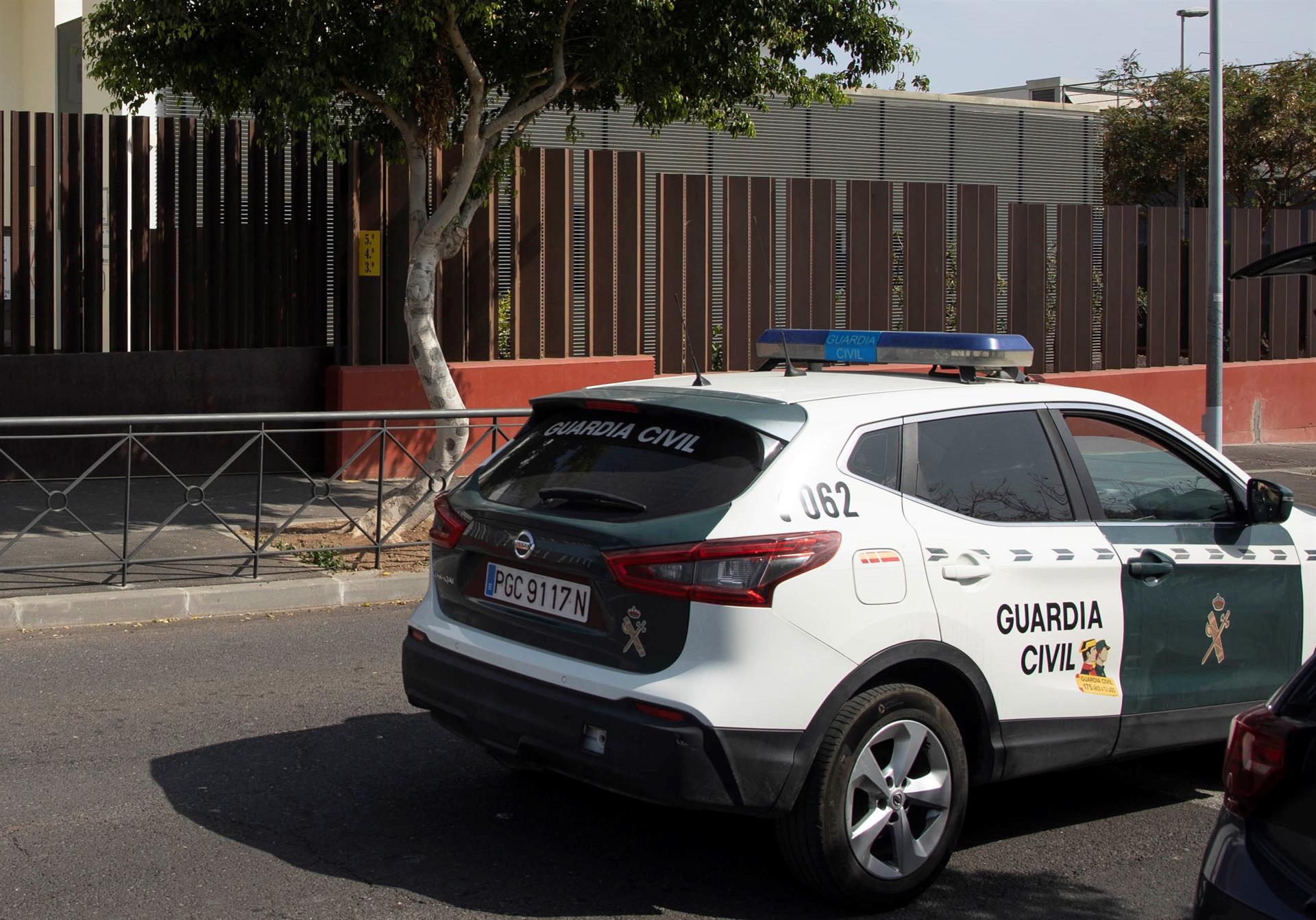 Misteriosa aparición de unos coches de cartón de la Guardia Civil en las carreteras