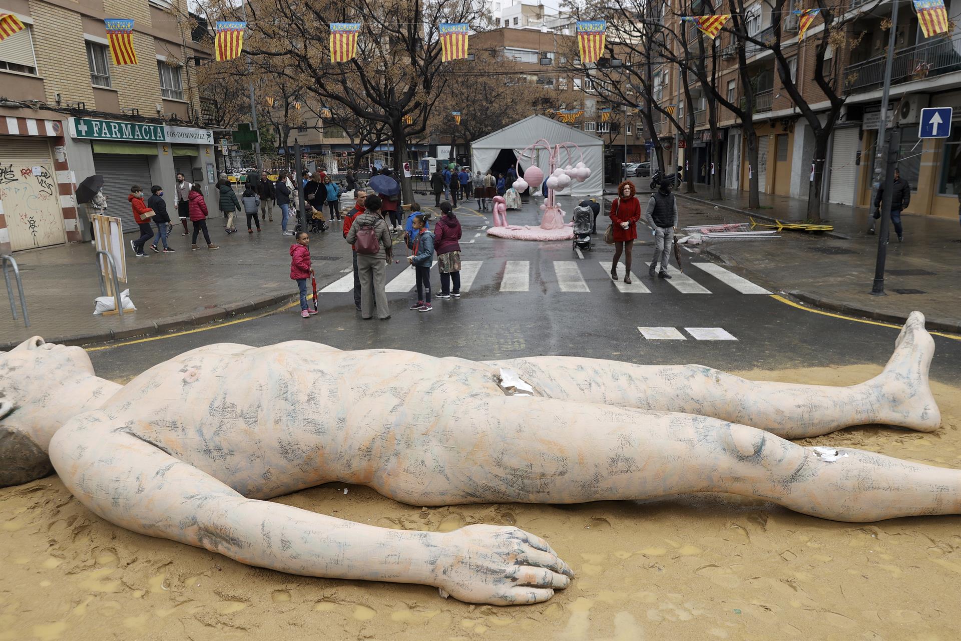 Destrozan la zona genital de otra de las fallas de Anna Ruiz en València