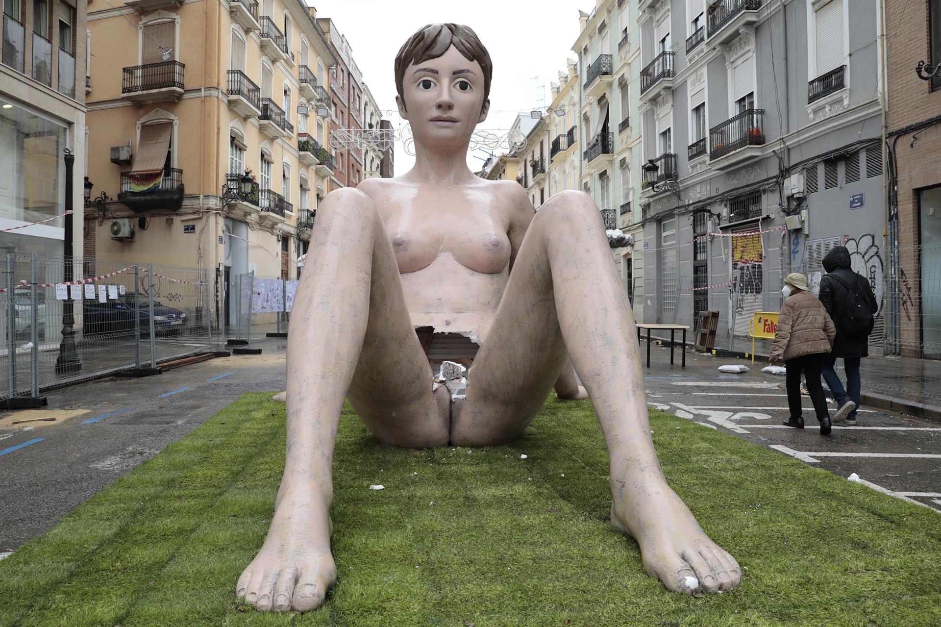Destrozan la zona genital de una falla de València con forma de mujer desnuda