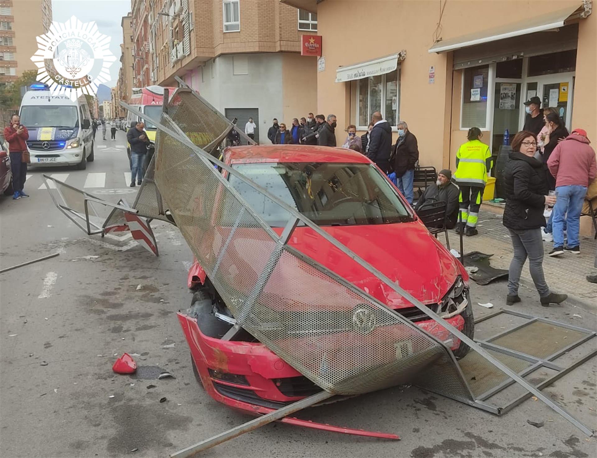 Un conductor drogado arrolla una terraza y deja 7 heridos en Castelló