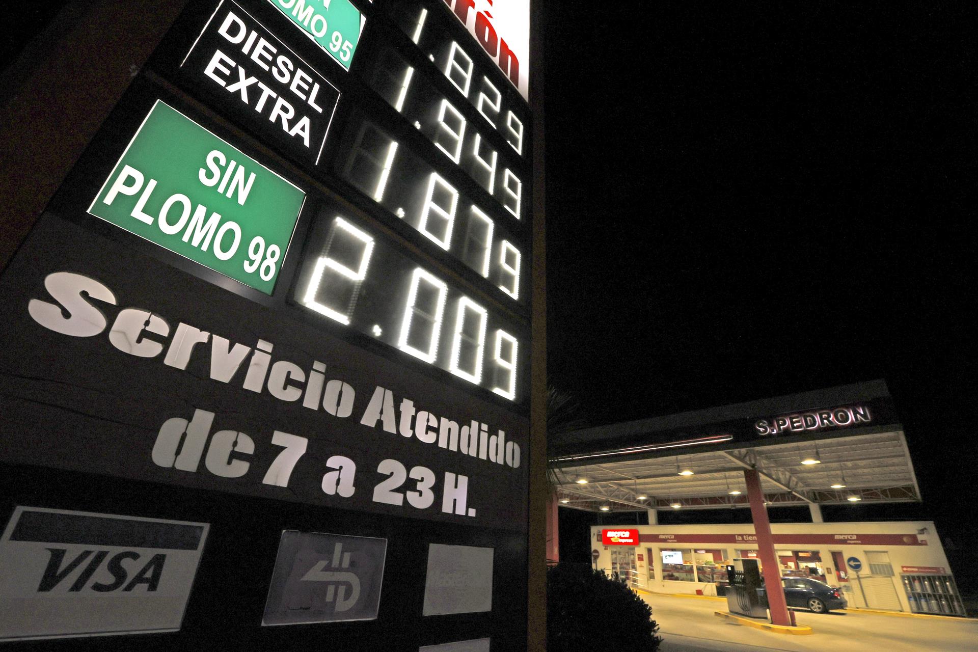 Las gasolineras bajan sus ventas por la escalada de precios, de casi un 20% más
