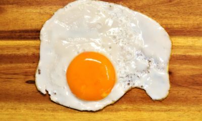 ¿Son peligrosas las manchas rojas de los huevos?
