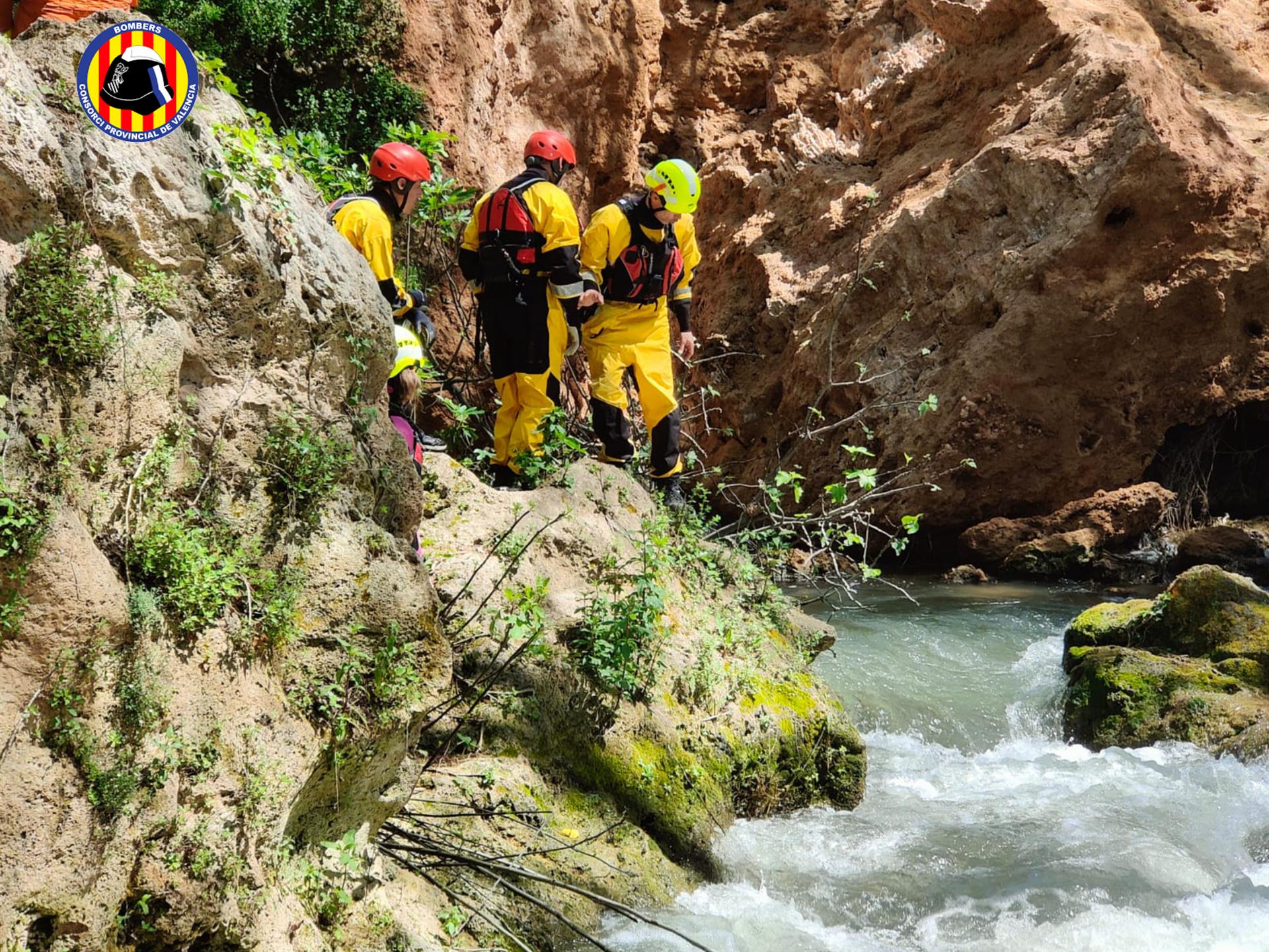 Luto por la muerte de una mujer y su hijo menor en el paraje rural de Navarrés