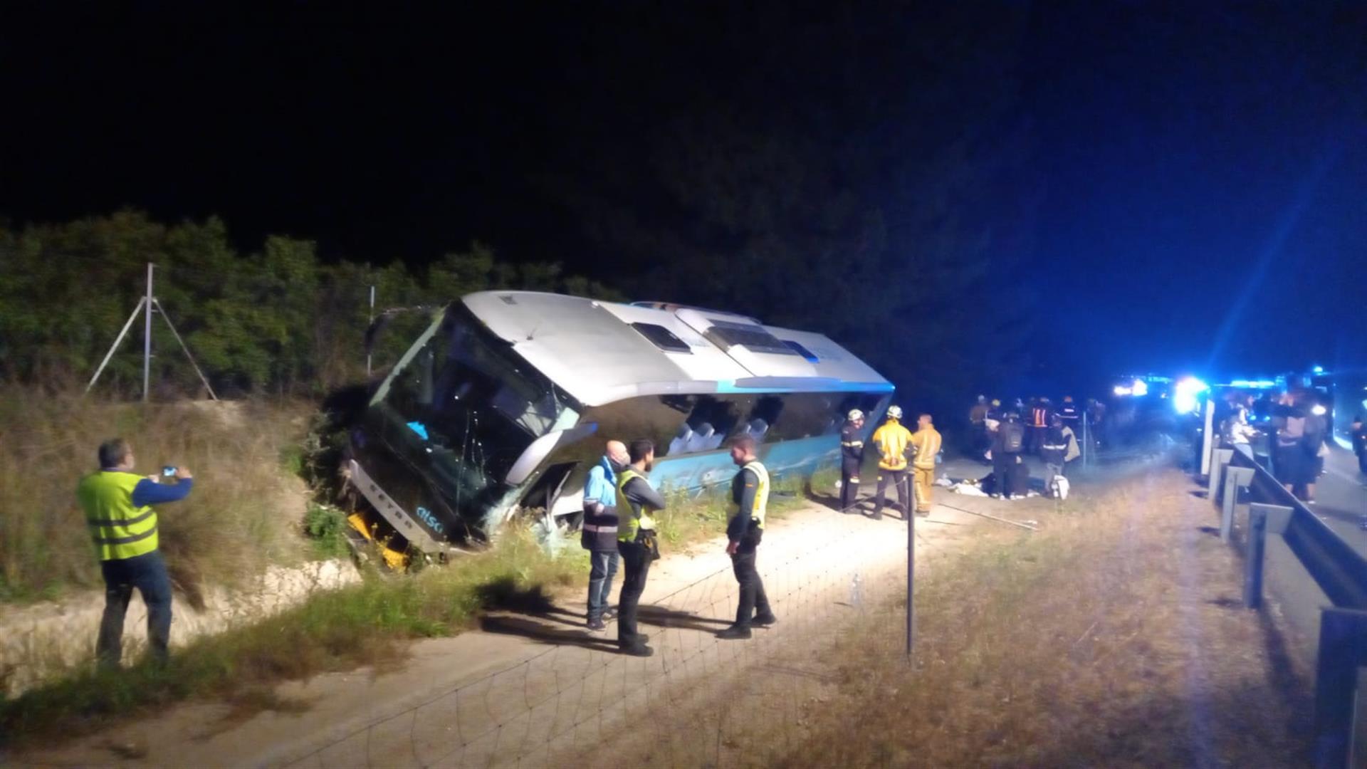 Una decena de heridos tras volcar un autobús en Granja de Rocamora (Alicante)
