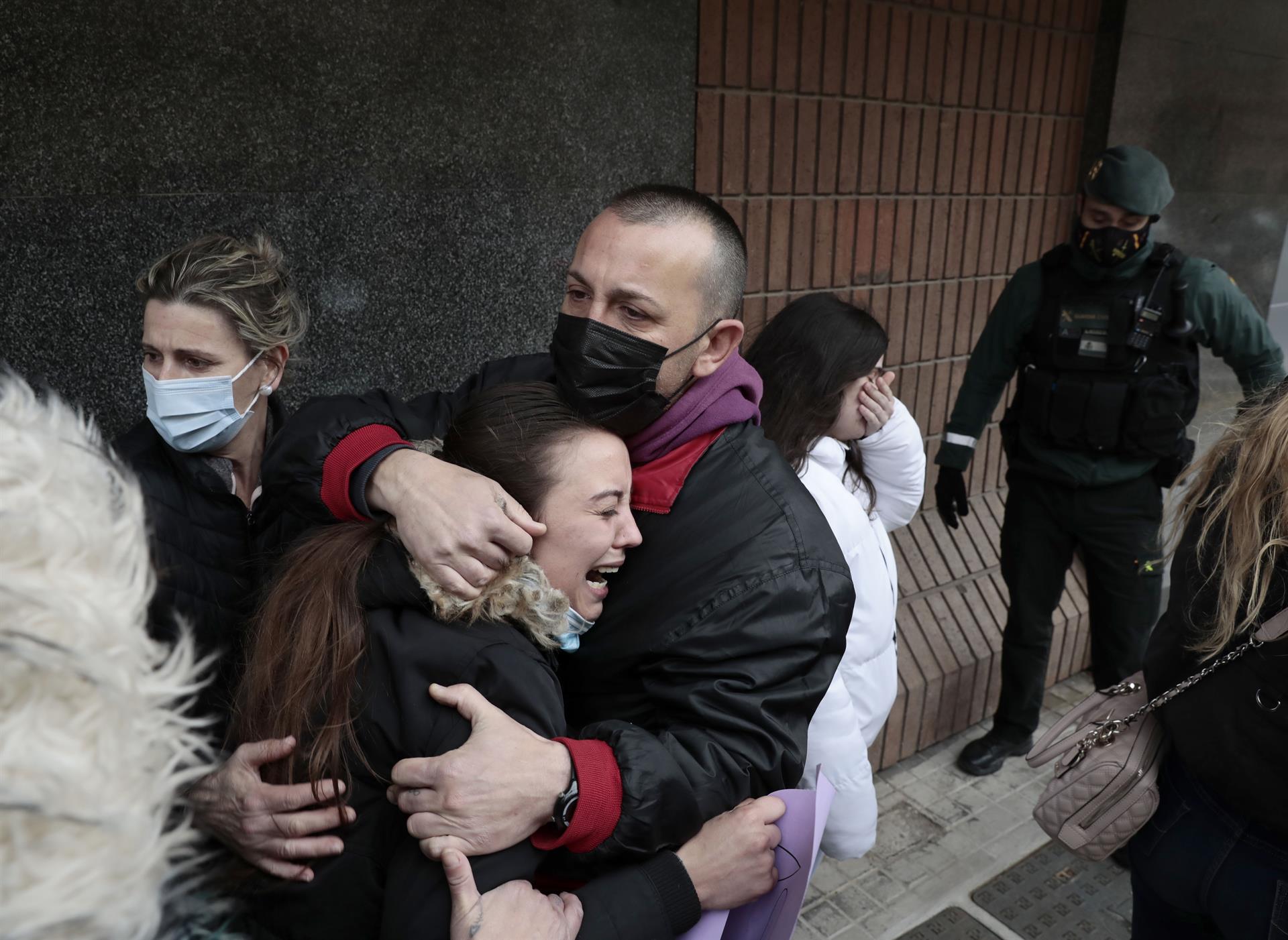 Rabia y dolor a la llegada del detenido por matar a su hijo de 11 años en Sueca