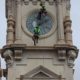 ¿Qué hacen dos escaladores colgados del reloj consistorial de València?