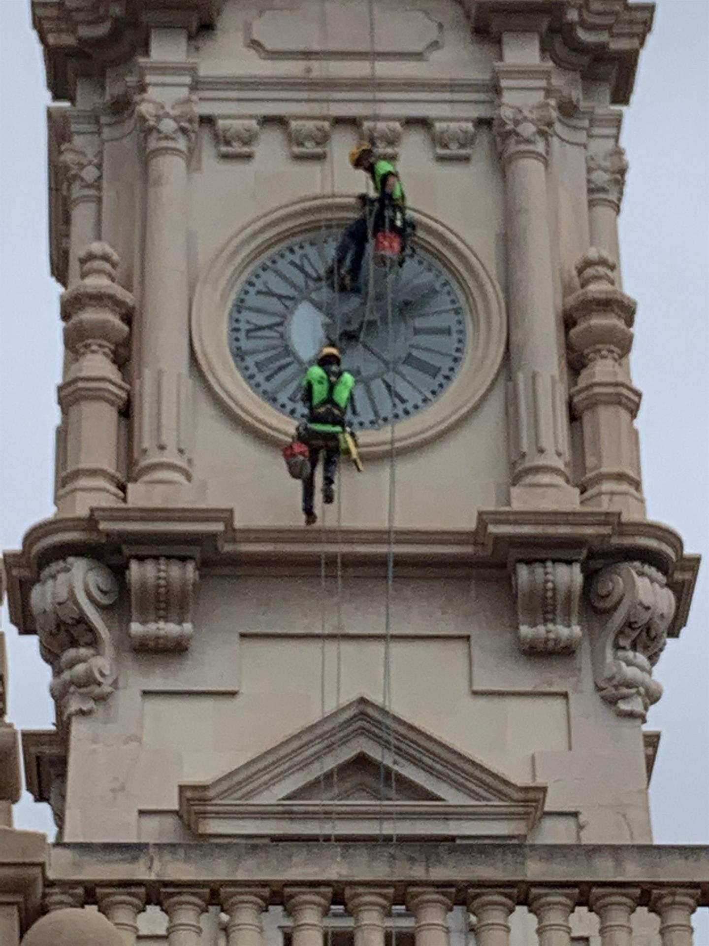 ¿Qué hacen dos escaladores colgados del reloj consistorial de València?