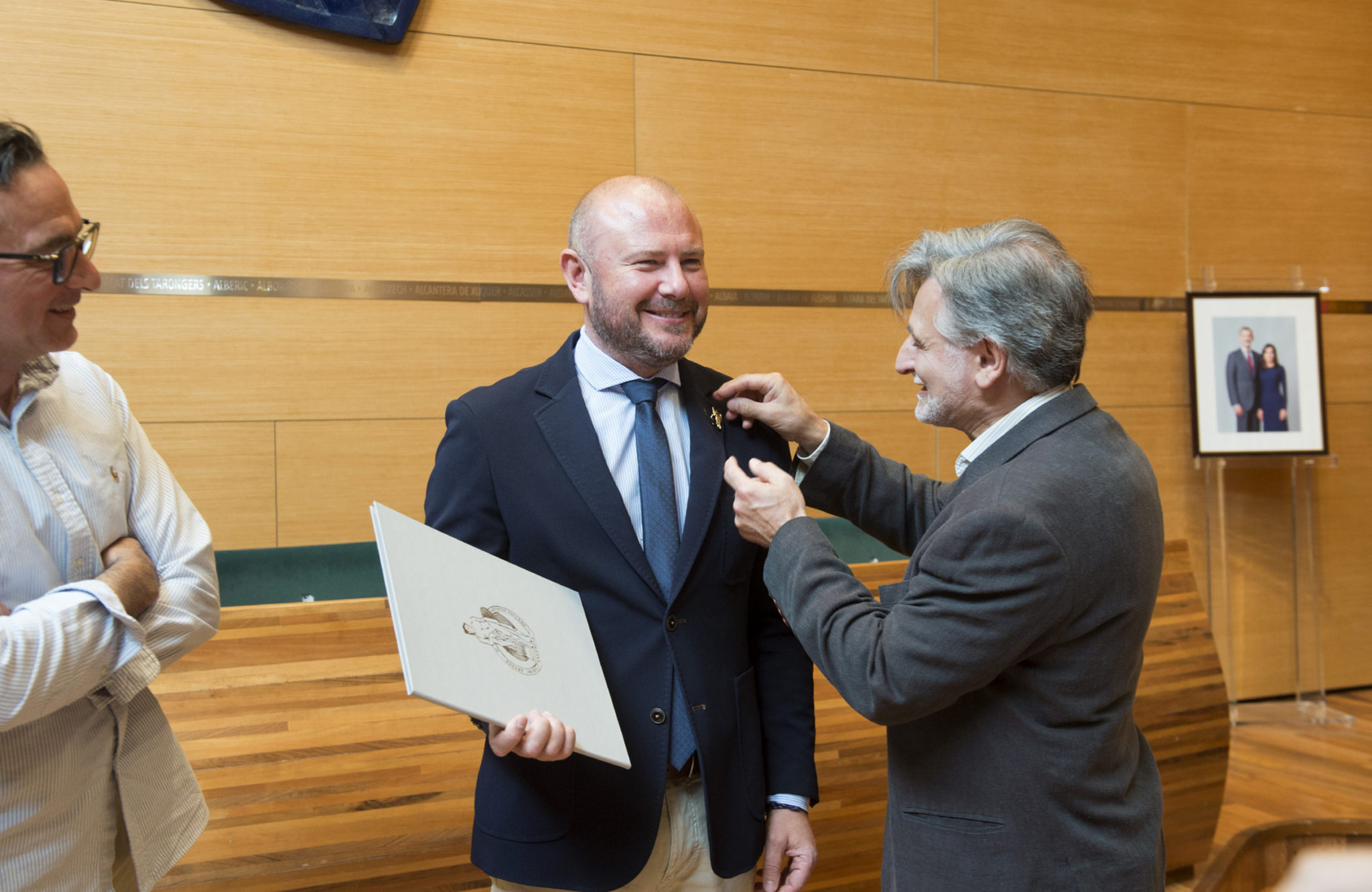 El presidente Toni Gaspar recibe el ‘Ninot d’Or’ del Gremio de Artistas Falleros por su apoyo al sector