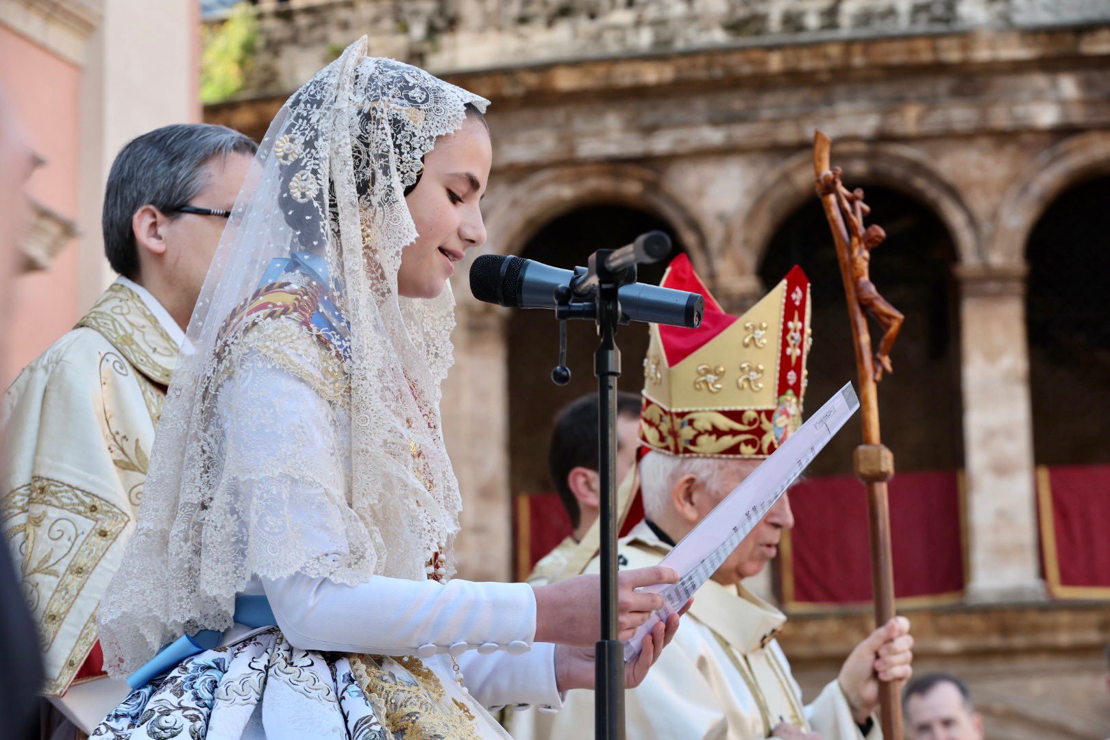 Nerea López elige el blanco para la Misa d'Infants