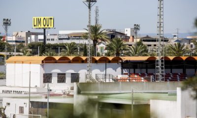 Colocan enorme valla con el lema 'Lim out' (Lim fuera) junto a la ciudad deportiva de Paterna