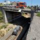 Herida una mujer al caer con su coche por un puente a las vías del tren