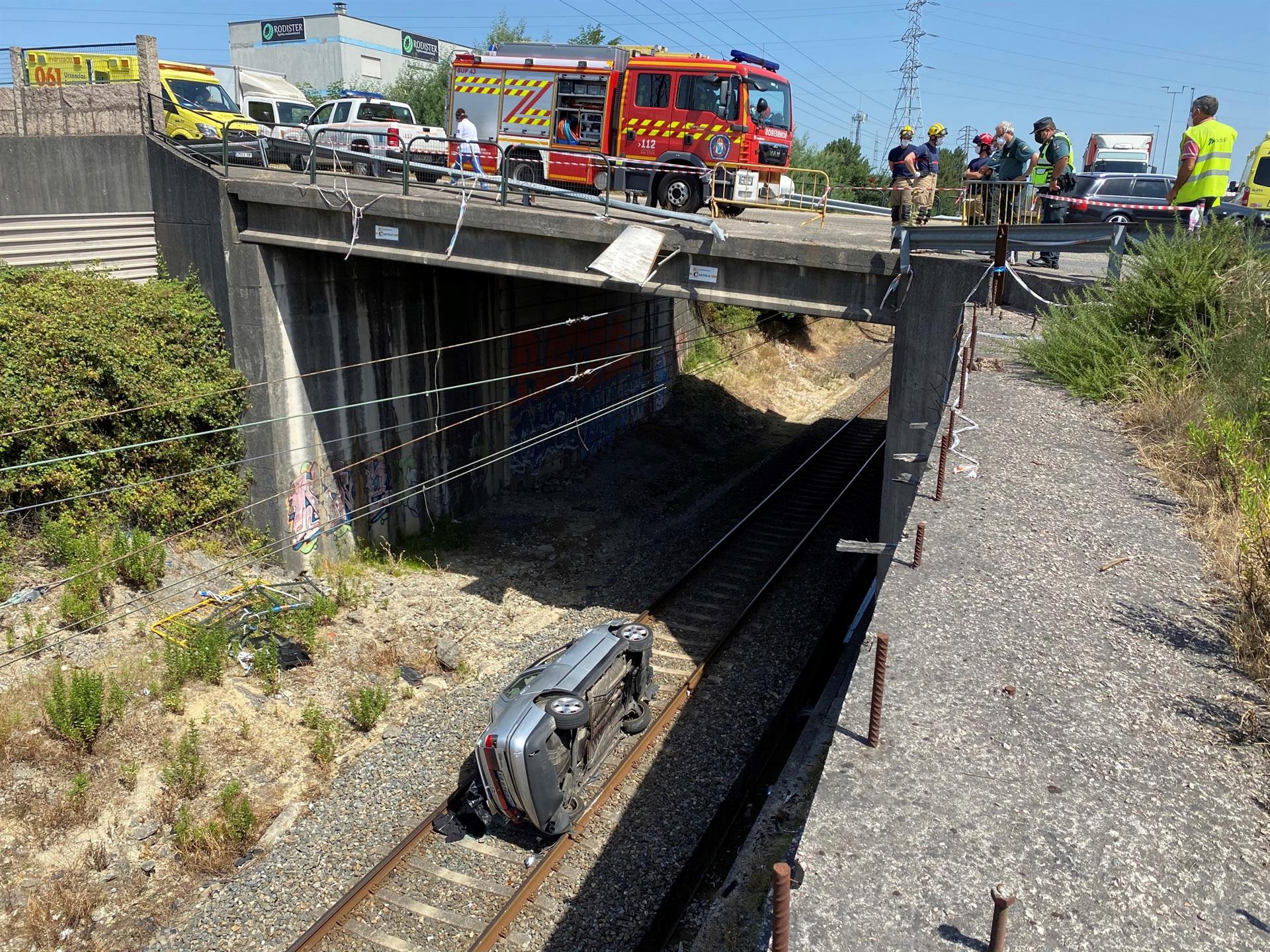 Herida una mujer al caer con su coche por un puente a las vías del tren