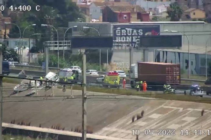 Un camión cae al nuevo cauce del Turia desde la V-30