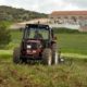 Fallece un hombre de 64 años al volcar el tractor que conducía en Cofrentes