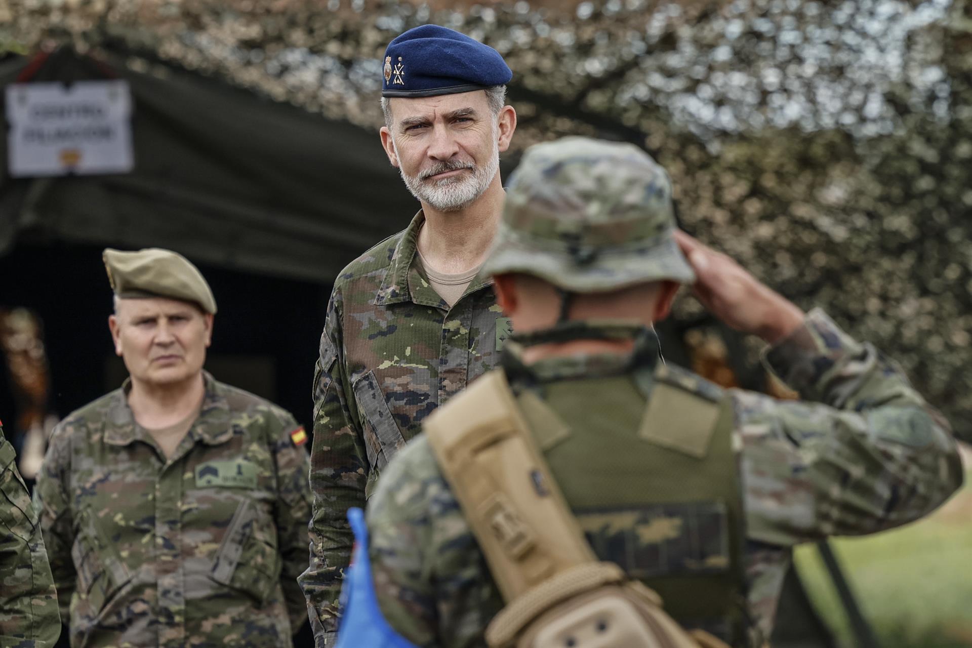 El rey visita el cuartel de Bétera, preparado para atender las necesidades de la OTAN