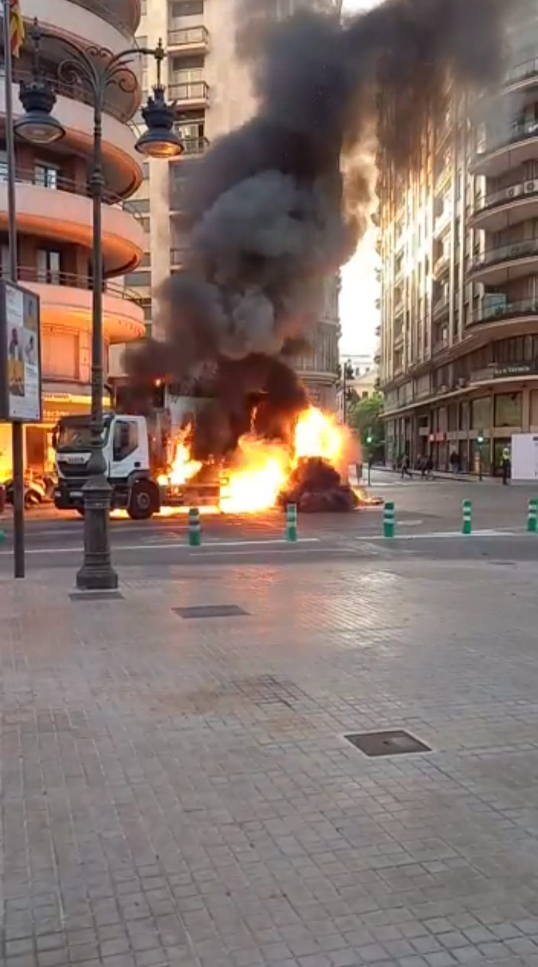 Un camión de basura arde en la plaza San Agustín