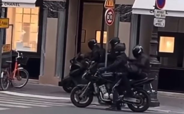 VÍDEO | Robo millonario a plena luz del día en una tienda de Chanel en París
