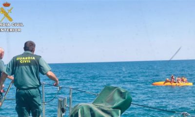 Rescatan una familia en la costa de Santa Pola al volcar un barco recreativo