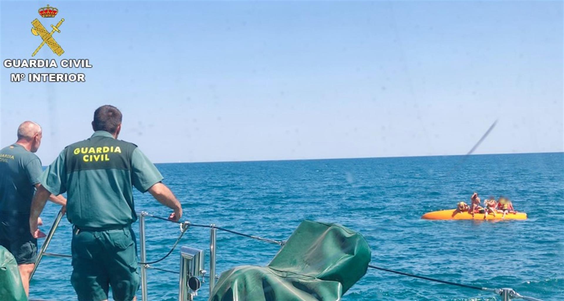 Rescatan una familia en la costa de Santa Pola al volcar un barco recreativo