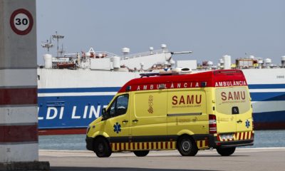 Siete afectados por inhalación de humo en el incendio de un barco en Valencia