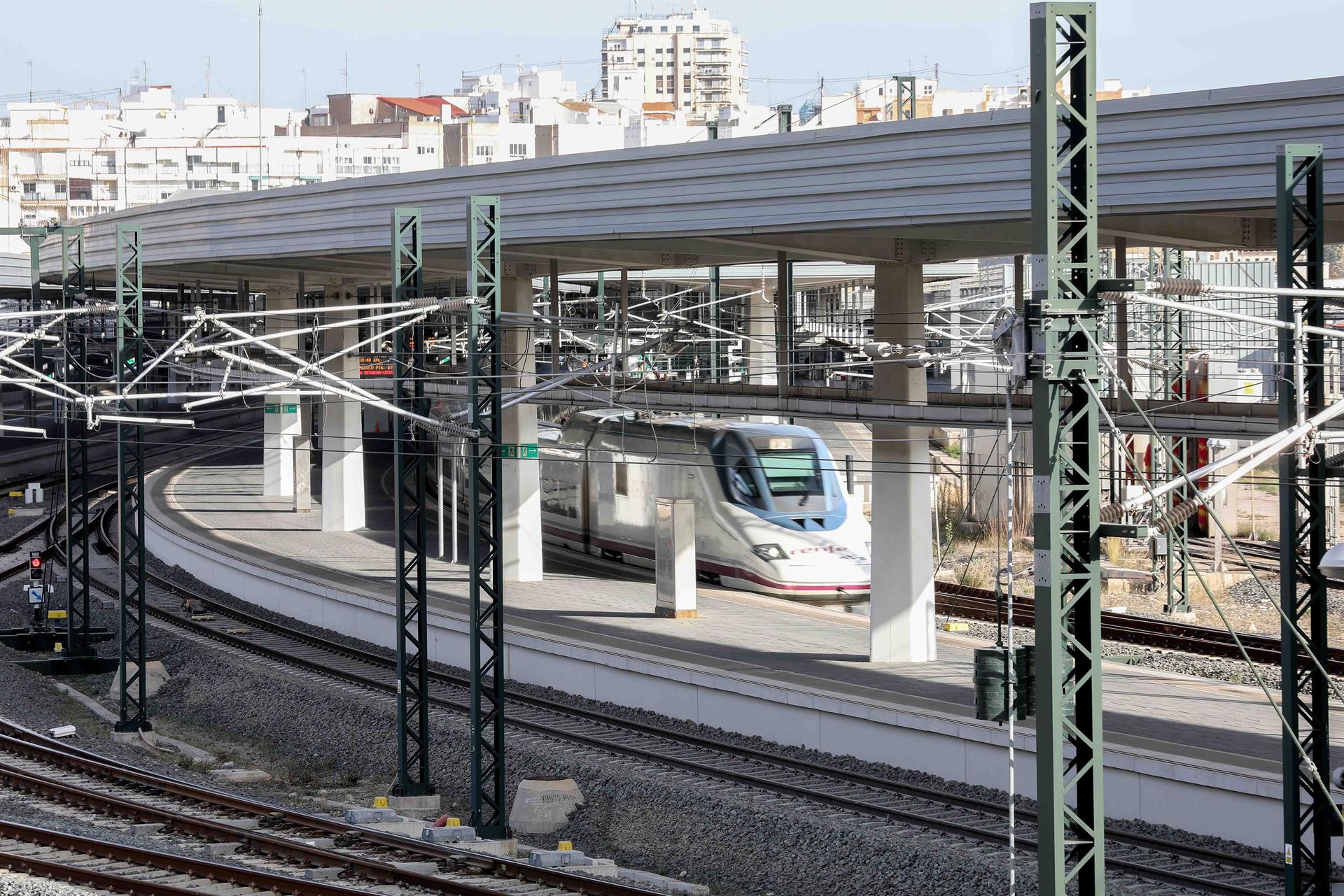 Renfe recupera el AVE entre València y Sevilla el 7 de octubre