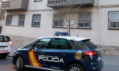 Cuatro policías evitan que un anciano caiga al vacío en València
