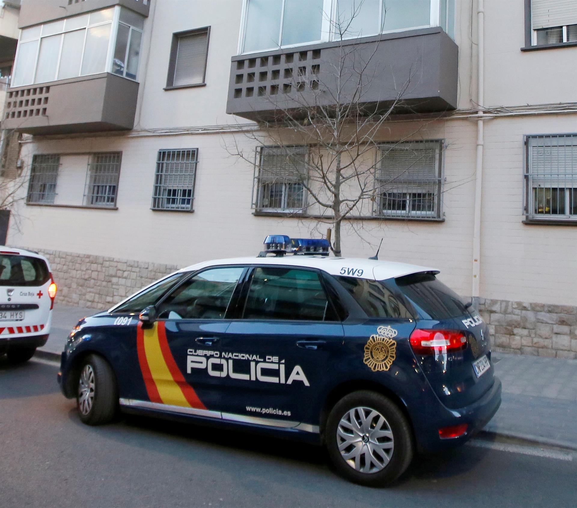 Cuatro policías evitan que un anciano caiga al vacío en València