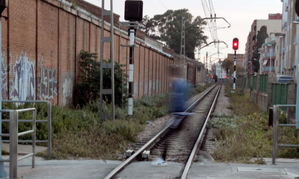 VÍDEO| Muere una chica de 20 años arrollada por un tren en el paso a ...