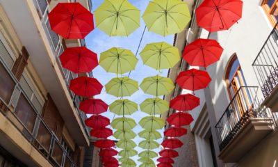 Torrent forma con paraguas colgantes una bandera de España de 50 m y una Senyera de 70