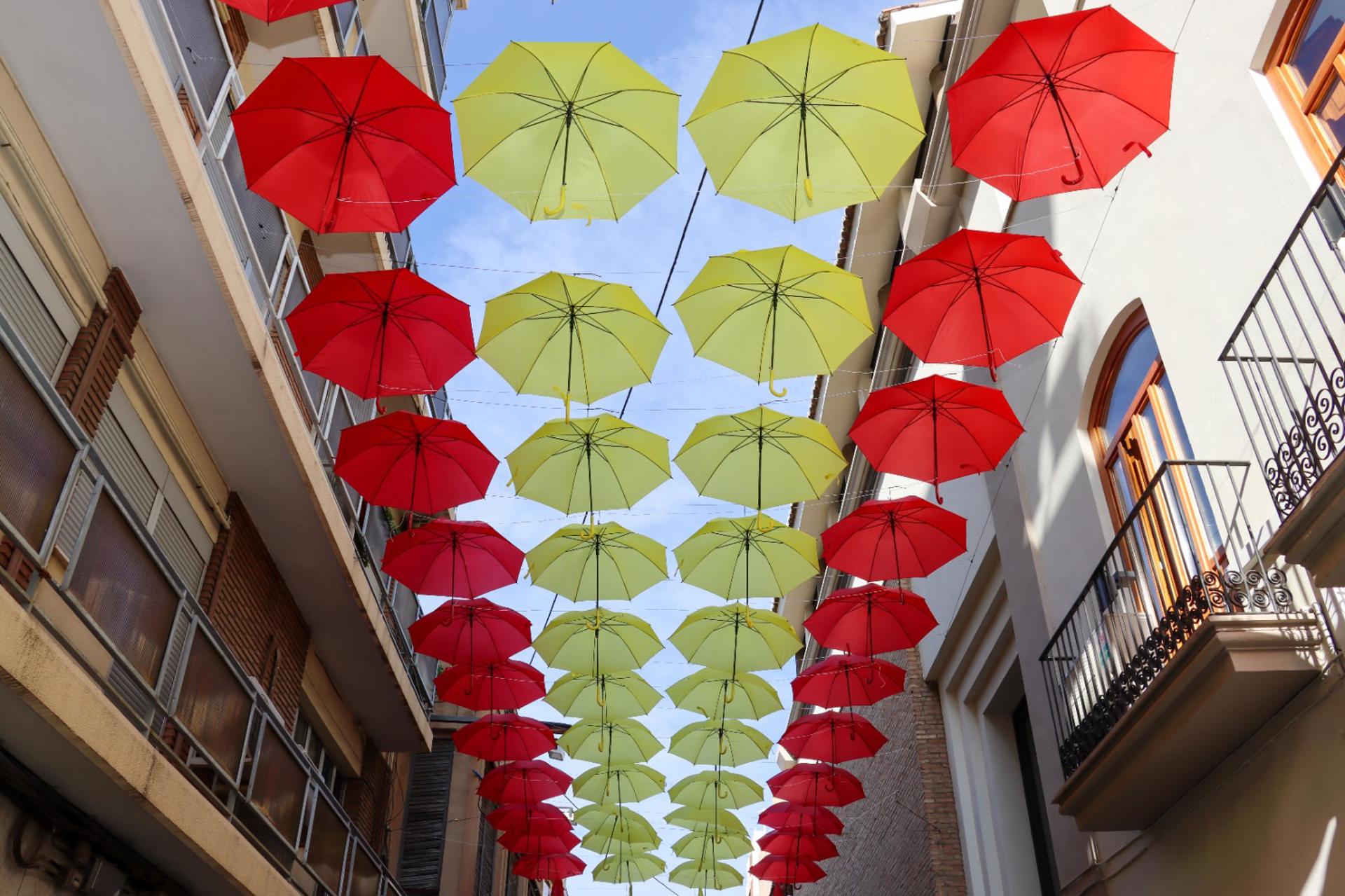 Torrent forma con paraguas colgantes una bandera de España de 50 m y una Senyera de 70