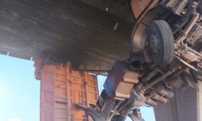 camion atrapado colgado bajo puente mislata valencia