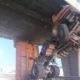camion atrapado colgado bajo puente mislata valencia