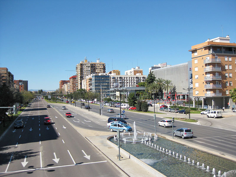 Un choque entre un coche y un autobús deja once heridos en la avenida del Cid de Valencia