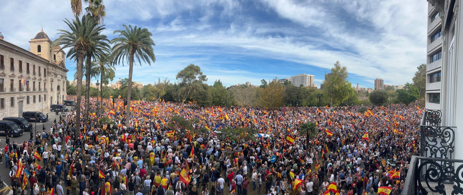 Miles de personas claman en Valencia contra la amnistía 