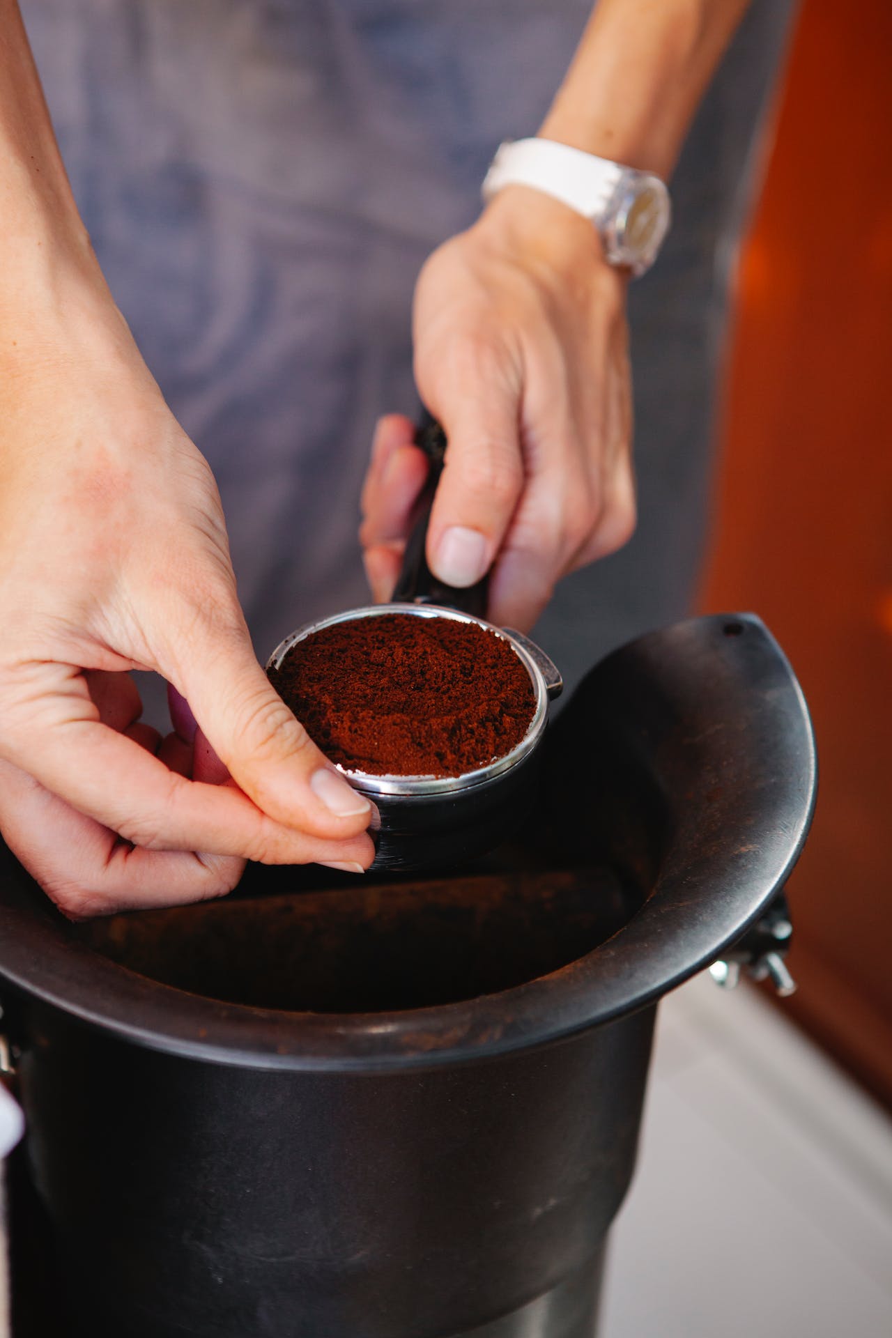 tirar posos de café por el desagüe