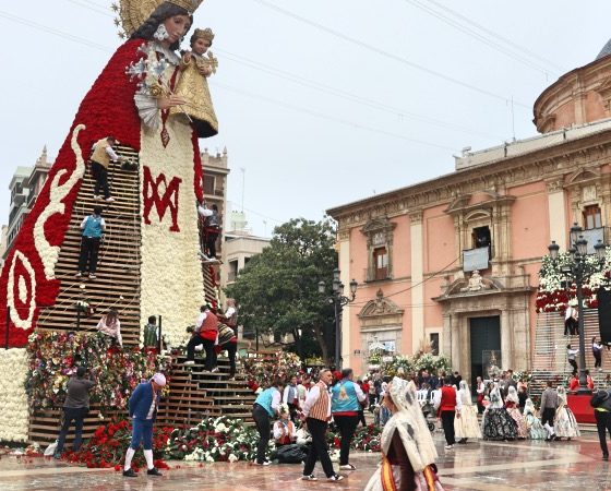 La oferta para viajar a València durante las Fallas con billetes desde 9 euros