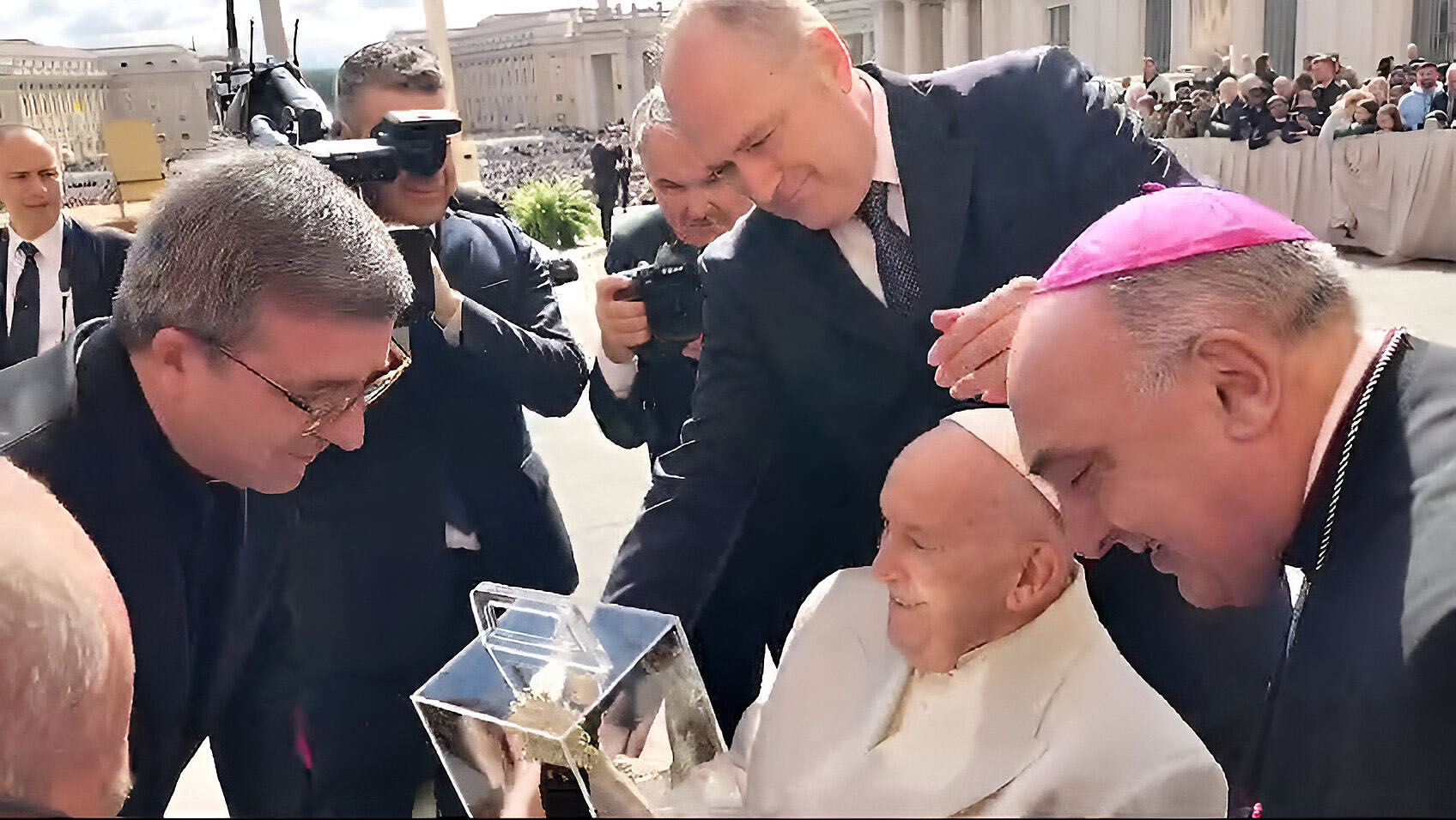 El Papa Francisco recibe al Arzobispo de Valencia