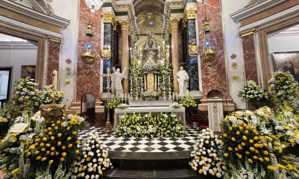 Floristas homenaje Vírgen Desamparados