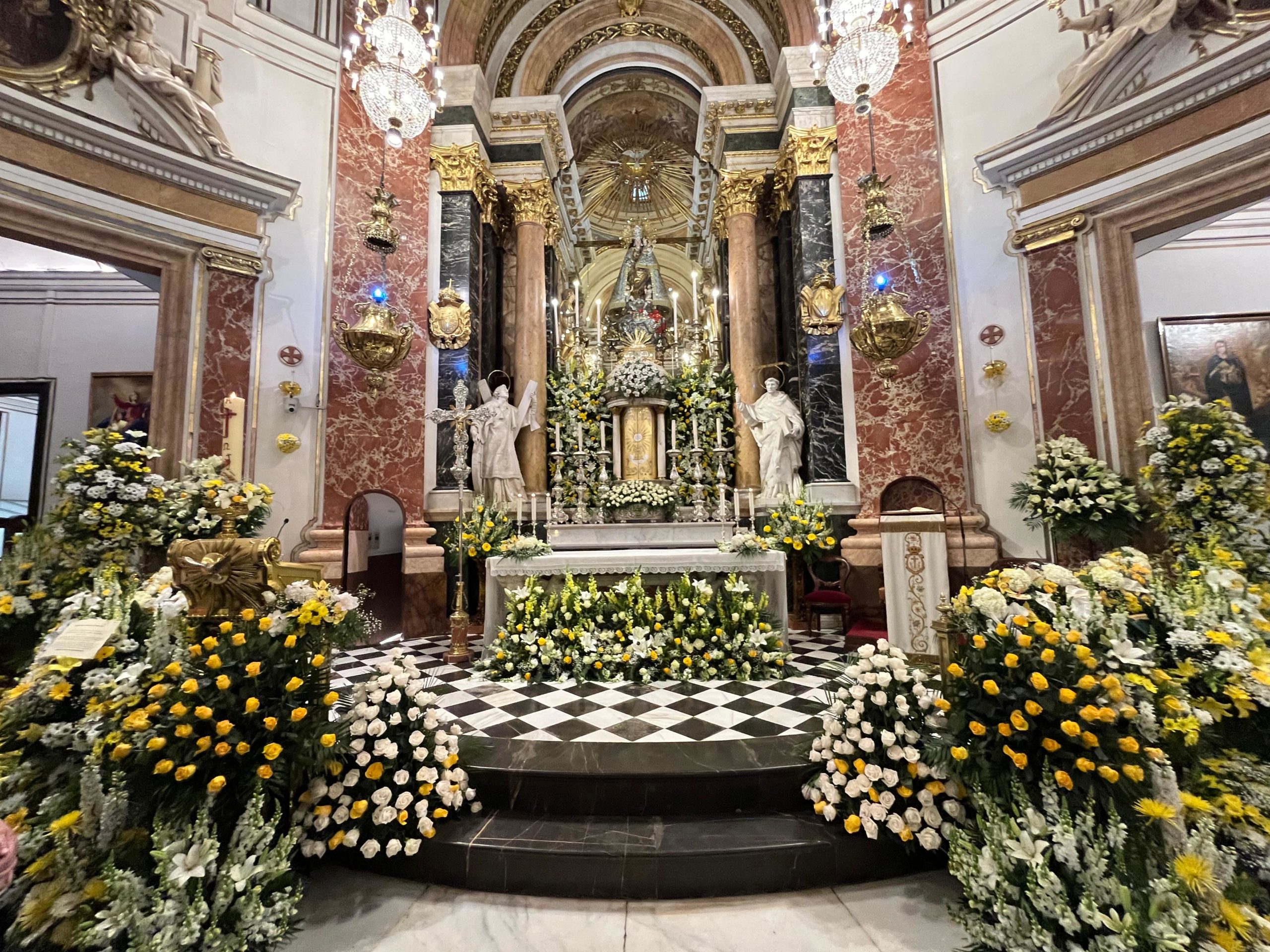 Floristas homenaje Vírgen Desamparados