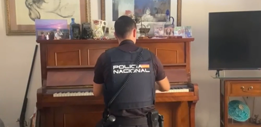 Policia calma anciana tocando el piano