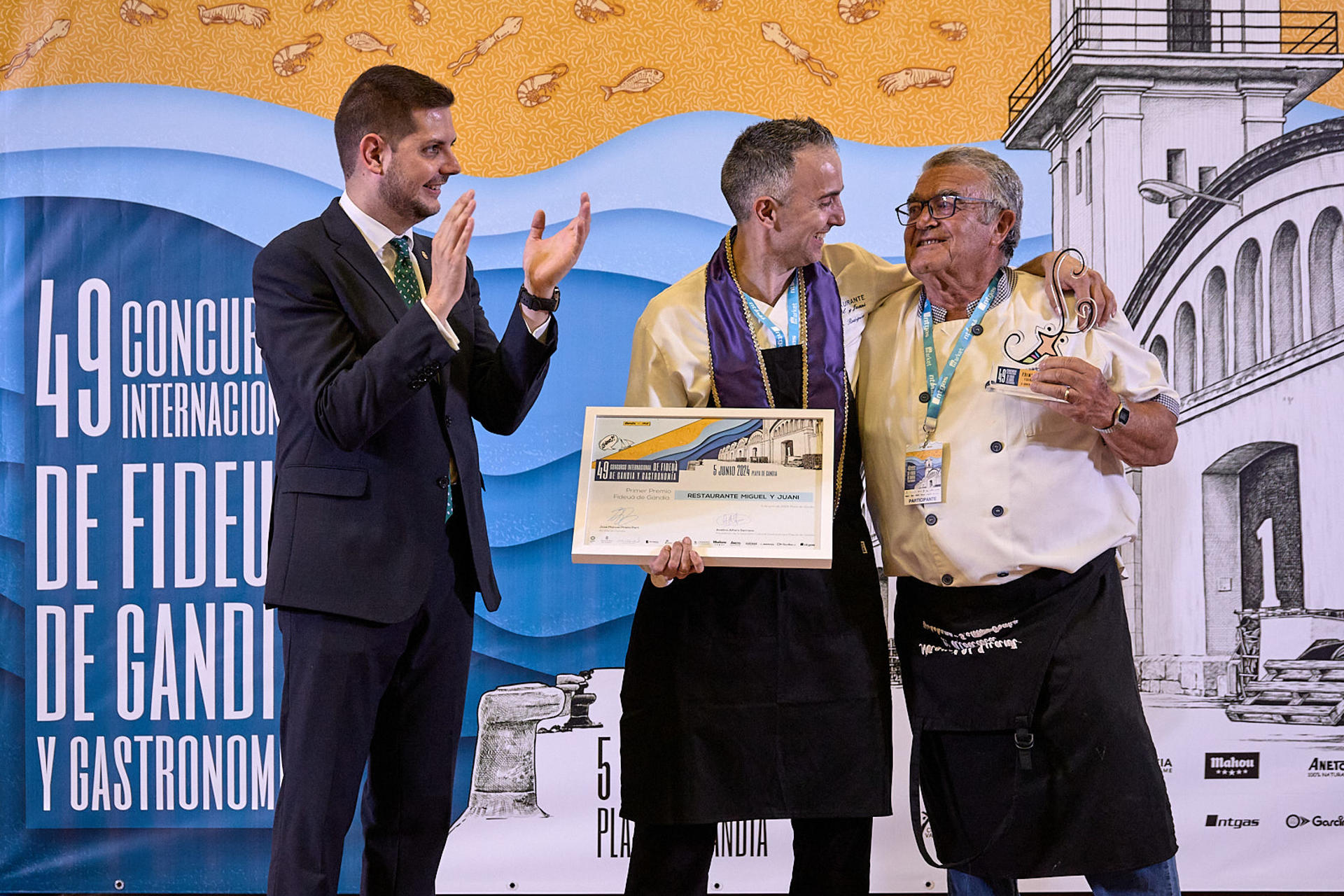El restaurante Miguel y Juani de l'Alcudia gana el concurso de fideuà de Gandia