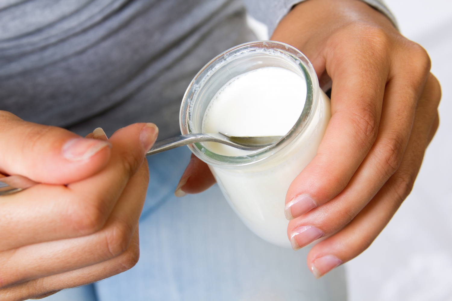 Por qué no debes tirar el líquido del yogur