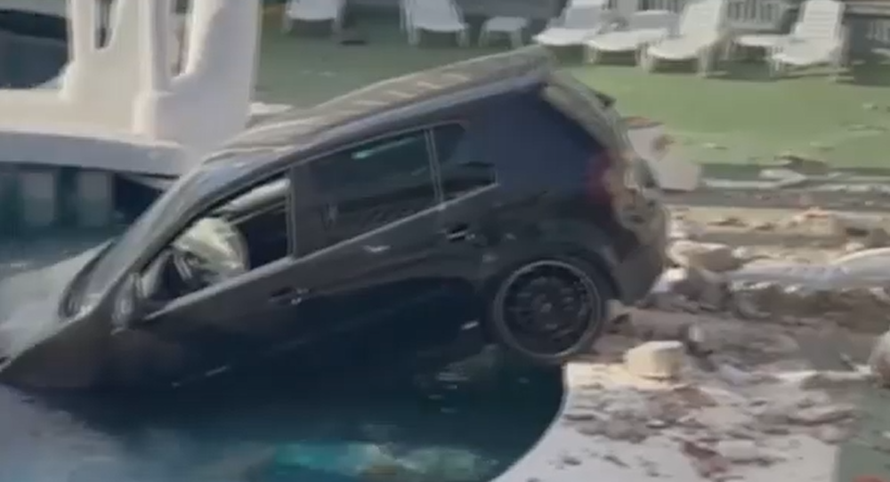 coche accidente piscina hotel Torrevieja