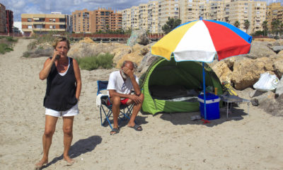 pareja duerme playa Alicante por no poder pagar vivienda