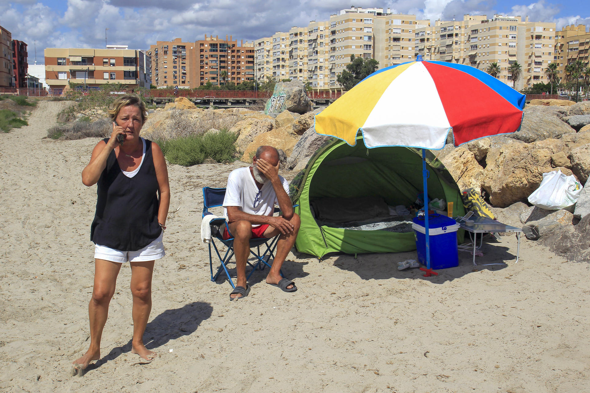 pareja duerme playa Alicante por no poder pagar vivienda