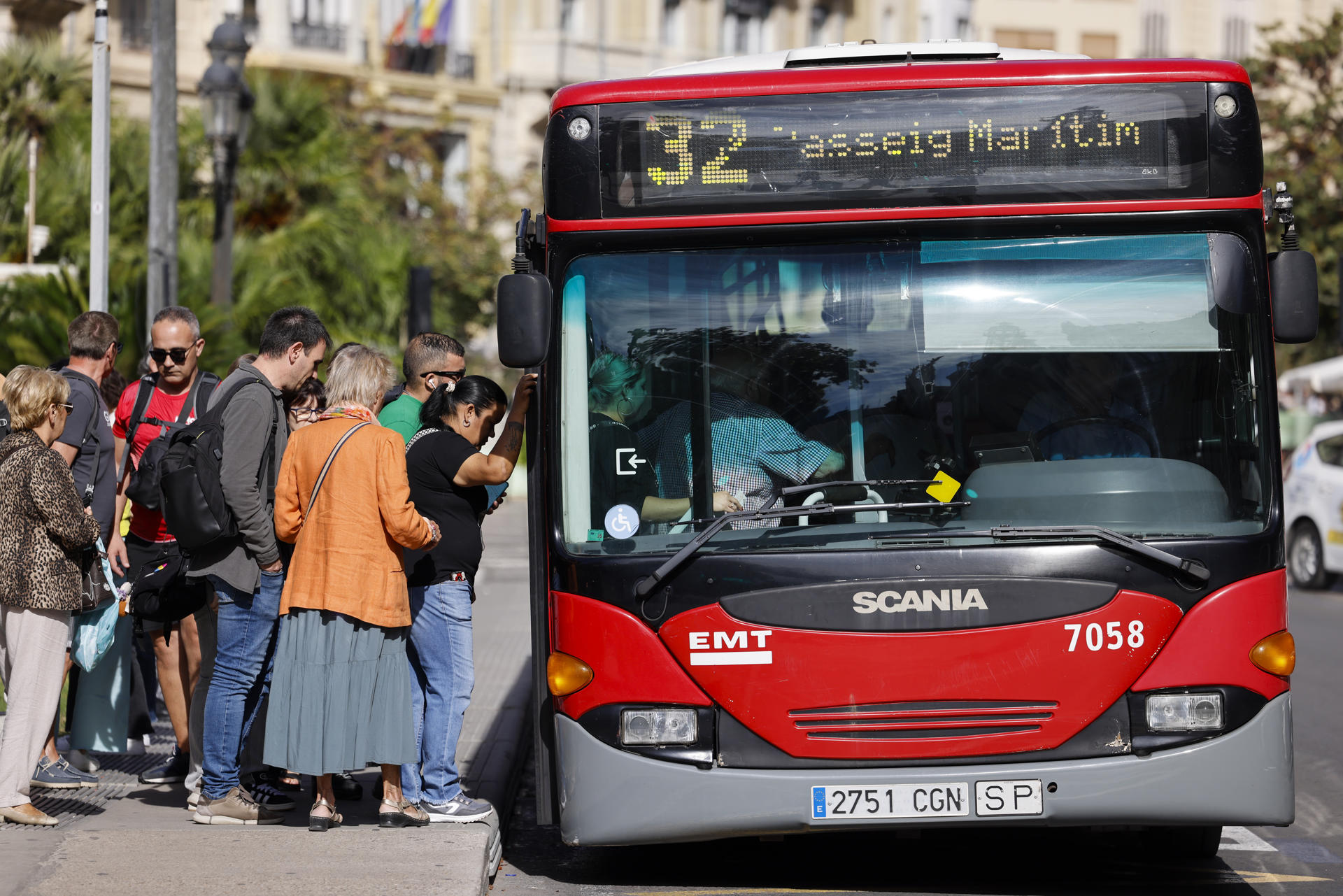 conductor EMT València auxilia mujer agredida por pareja dentro autobús