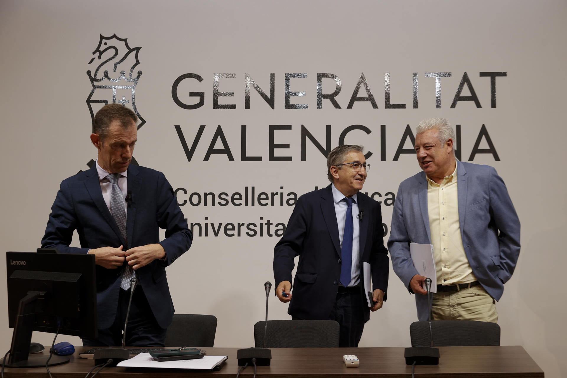 Generalitat educación renuncia cargos