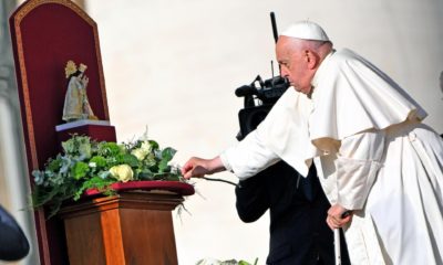 El papa reza ante la Virgen de los Desamparados por "Valencia, que sufre tanto"